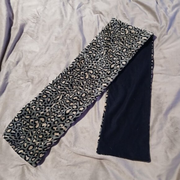 Women's Leopard Print Grey Scarf Reversible to Black - Picture 4 of 4